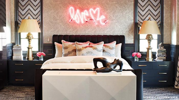 Gri ve pembe bir oturma odası toz pembe dekorasyon pudra pembe yatak odası siyah ve beyaz aşk beni gül ilişkilendirir