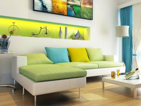interjeras-svetainė-retro-akcentas su baltos ir žalios spalvų schema, be to, šiuolaikiška l formos sekcijos sofa su spalvingais pagalvėlėmis ir pagalvėlėmis, taip pat sienoje lentynos-ekranas-dizainas-populiarus-gyvenimo-r-pakeistas dydis