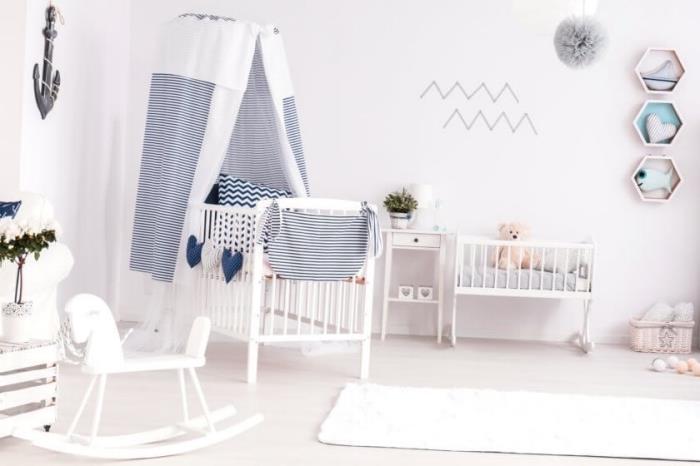 beyaz ve lacivert karyolalı beyaz duvarlı bebek odası dekoru, beyaz ve ahşap dekoratif objeler