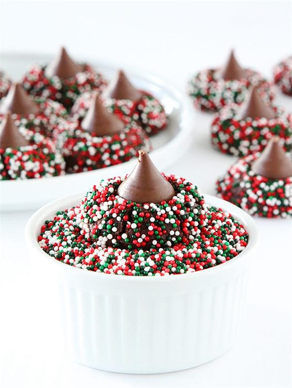 majhna čokoladna božična torta z okrasom iz barvnih užitnih sladkornih kroglic in središčem sladkarij iz mlečne čokolade
