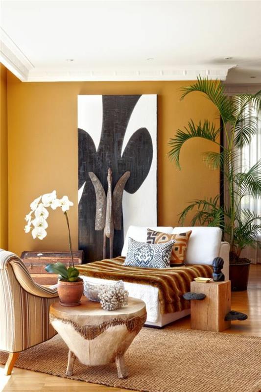Doğal tonlar, doğal ahşap dekor ve Afrika sanatı ile etnik şık tarz oturma odası