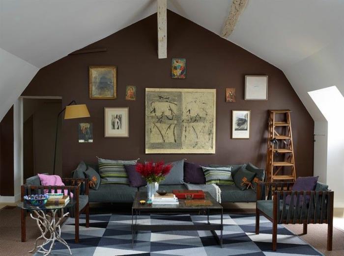 dnevna soba v wenge in sivi barvi, geometrijska preproga, lesena in kovinska klubska mizica, stol iz lesa in tkanine