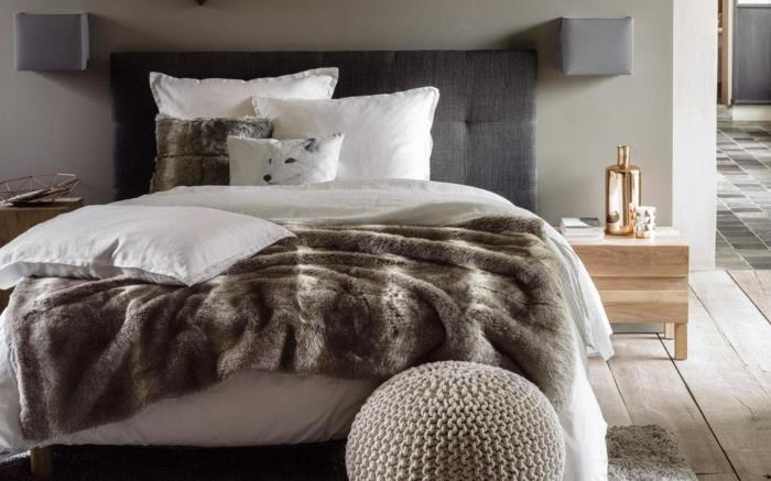 udobna postelja, mehki puf, lesena tla, bele blazine, majhna lesena nočna omarica