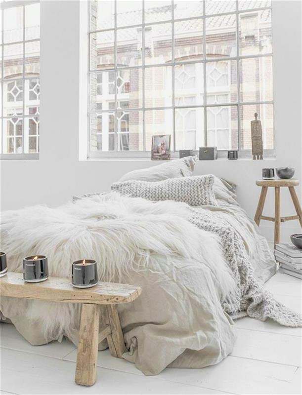 romantiška suaugusiųjų miegamojo dekoravimo idėja, neapdoroto medžio suoliukas, dideli langai, medinė taburetė, megztas pledas