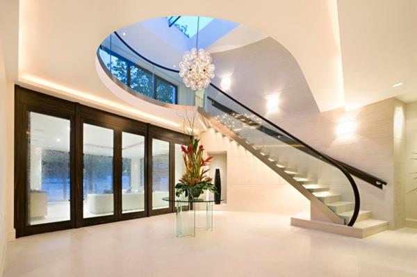 notranjost-sodobne-hiše-s-stopnicami-s-slonovino-design