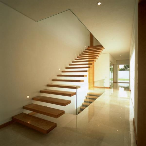 notranjost-sodobne-hiše-s-slonovino-lesenimi stopnicami