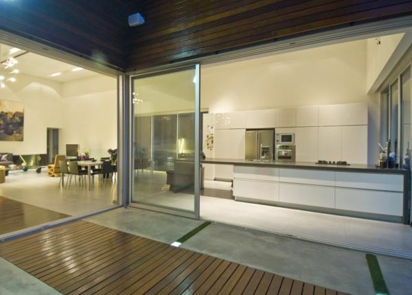 notranjost-sodobne-hiše-lakirane-v-lesu-v-minimalističnem slogu