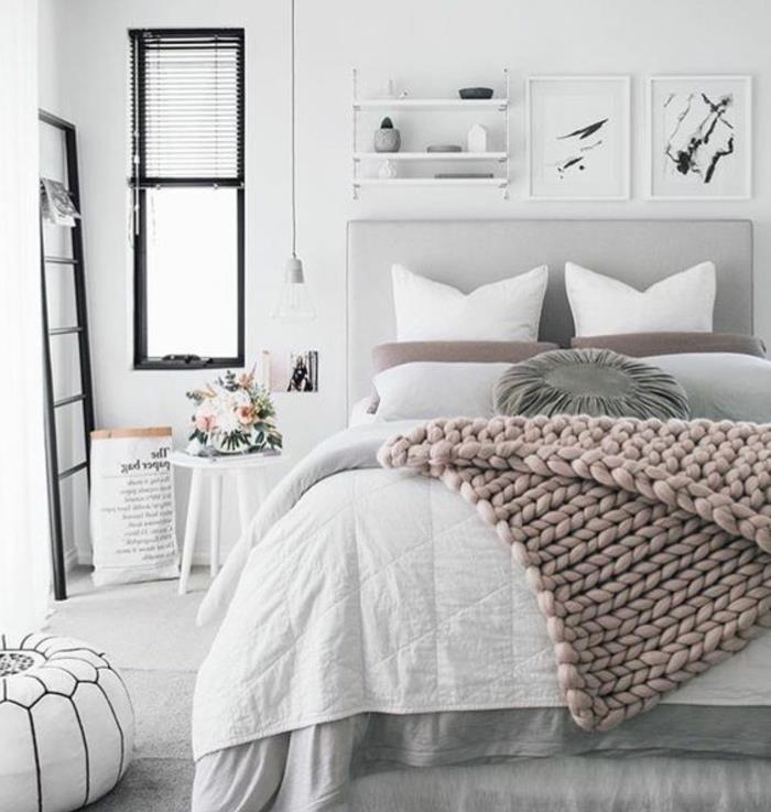 roza karirana, siva postelja, belo -siva posteljna garnitura, bela barva, stenska polica, siva preproga, roza in siva spalnica