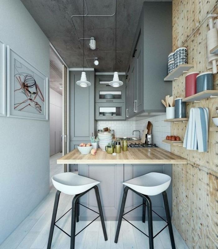 meniška virtuvė, medinė ir pilka sala, baltos ir juodos spalvos baro kėdės, betoninės lubos, mažos sieninės lentynos