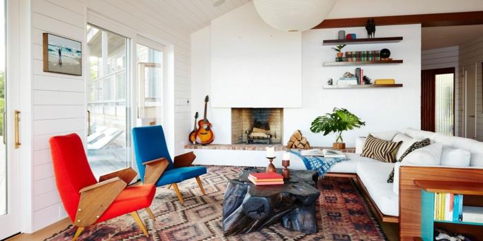 sodobna notranjost s pohištvom v retro stilu udoben kavč prijetna dnevna soba poslikava za dnevno sobo kitara v bližini kamina