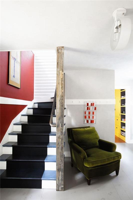 prenoviti stopnišče v les z barvo, velikim trakom črne barve, ki teče skozi stopnišče za učinek stopniške preproge, v nasprotju z belo in rdečo, ki prevladuje na stopnišču