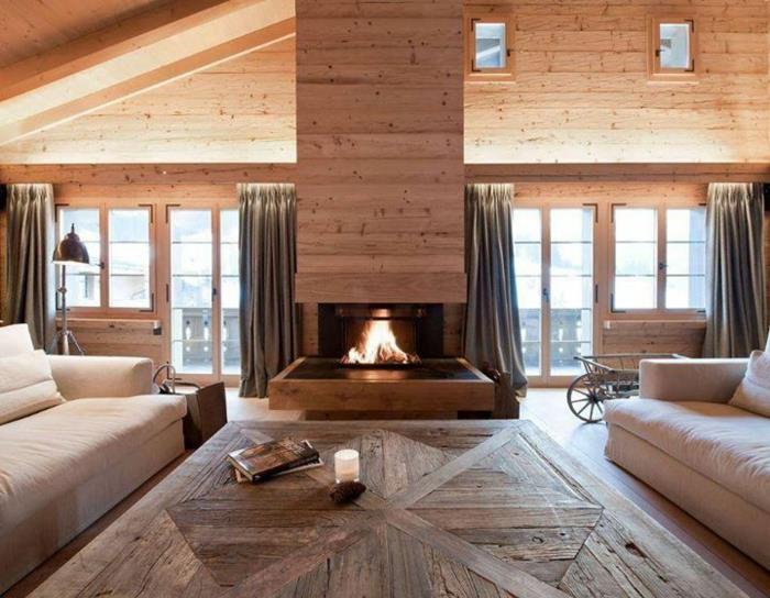 iki büyük bej kanepe, ahşap zemin, şömine, dağ evi tarzı iç mekan, tavandan tabana pencereler