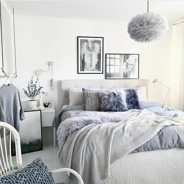 modernus suaugusiųjų miegamasis, pilka lova, balta kėdė, pilka lubų lempa, vienspalviai paveikslai, dekoratyvinės pagalvėlės