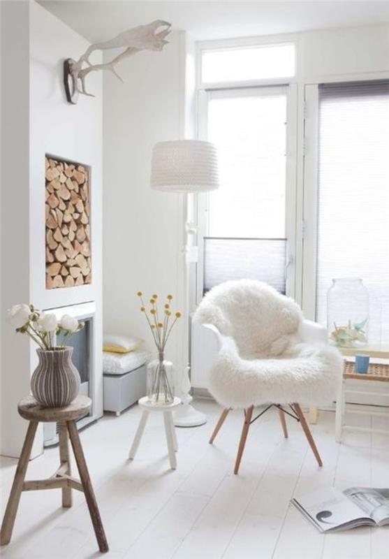skandinaviškas interjeras-skandinaviški baldai-balta kėdė-taupe spalvos-svetainėje