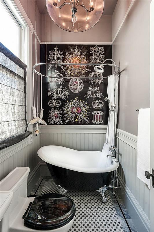 taupe pembe, beyaz ve siyah banyo, asimetrik antika küvet, orijinal tavan lambası, gümüş figürlü siyah duvar kağıdı