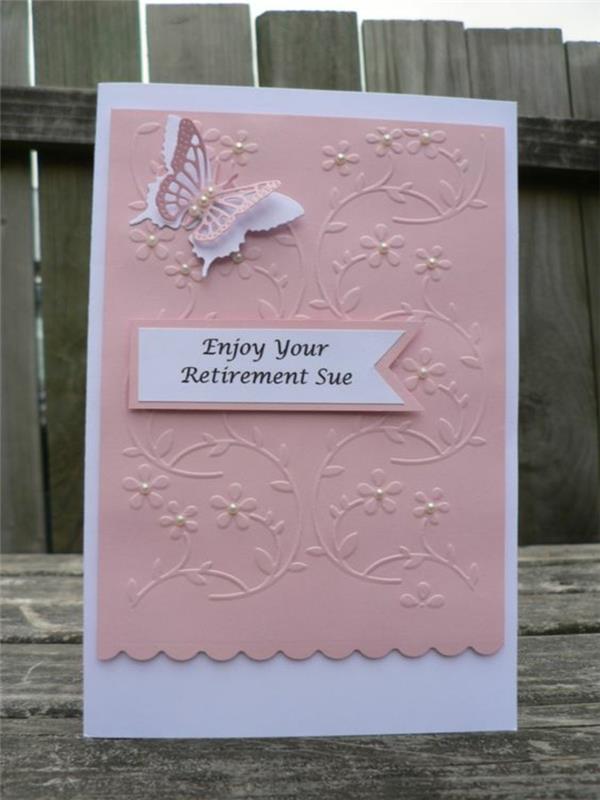kvietimas į pensiją, baltos ir rožinės spalvos atvirukas, priešais sparnus išskleidžiantis drugelis, su mažais dekoratyviniais perlais ir mažomis gėlėmis