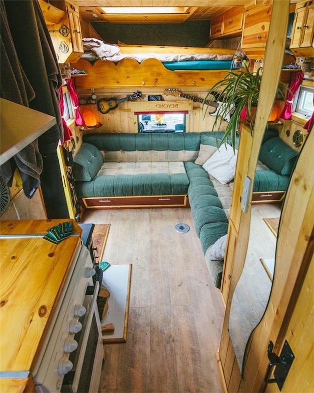 iç yalıtım aracı karavan çalışması ahşap tavan pencere ranza bir minibüs kanepe dönüştürme
