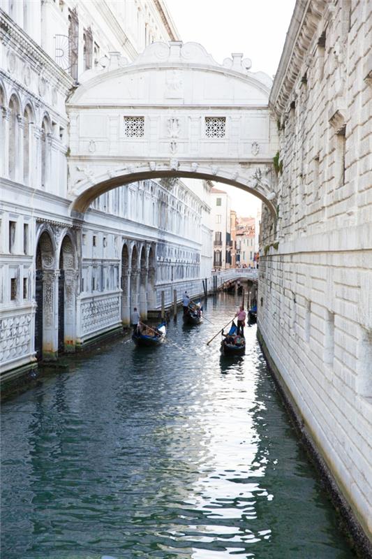 Venedik kanalı ve gondollar, italya'nın aşk köprüsü fotoğrafı, dünyanın en romantik ülkesi, romantik çift güzel aşk resmi fotoğrafla aşk nasıl gösterilir