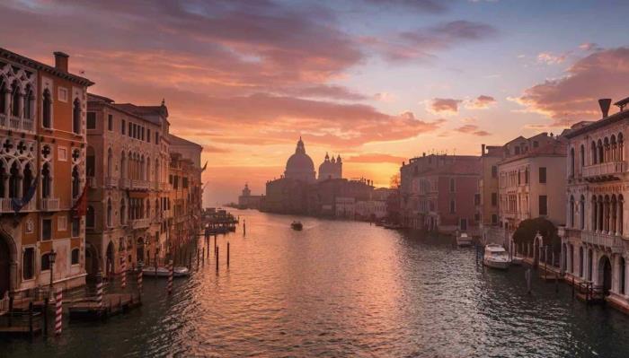 Gün batımında Venedik, güzel renkler çizin, sevgilisine bir fotoğraf gönderin, sosyal ağlarda kullanın