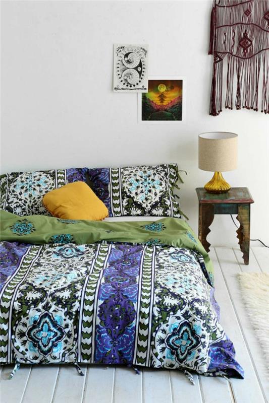 eleganten stenski dekor, posteljnina boho, bela tla, majhna lesena nočna omarica
