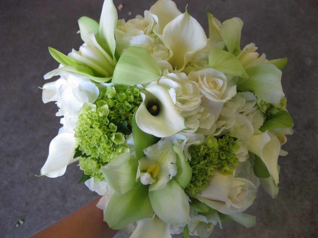 緑と白のオランダカイウと蘭の花束-1024x768