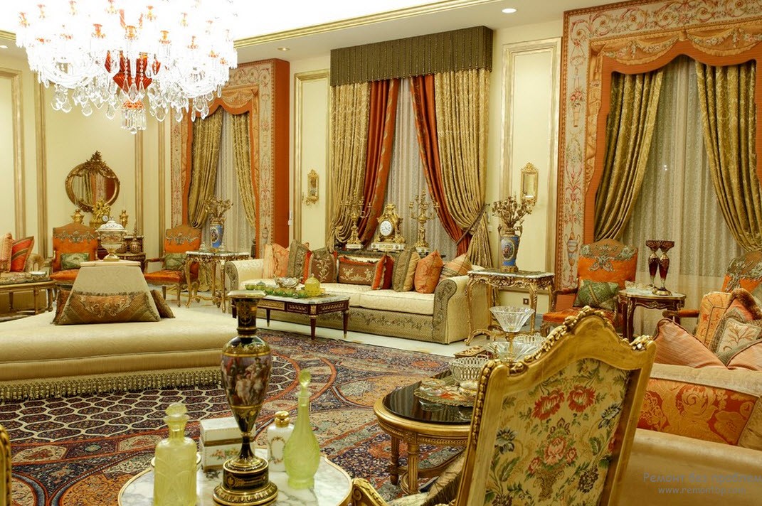 Un'abbondanza di mobili imbottiti in un lussuoso interno del soggiorno in stile rococò