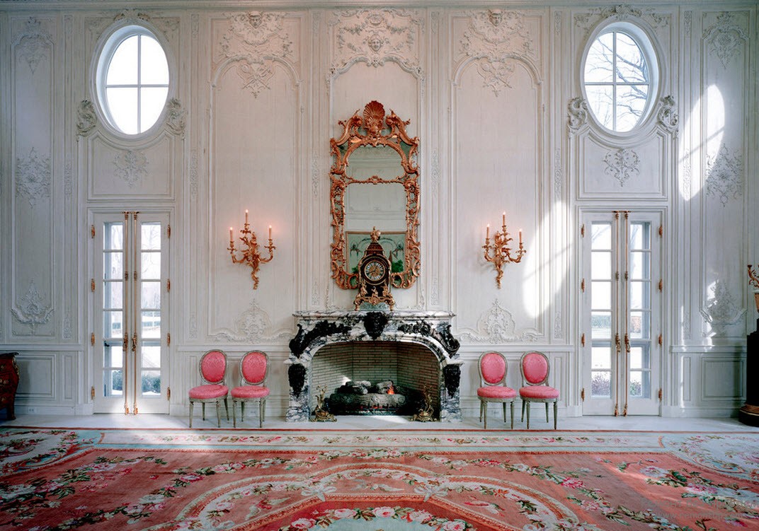 Piccolo caminetto in legno, rifinito in marmo con un lussuoso specchio in cornice dorata e accessori tradizionali rococò