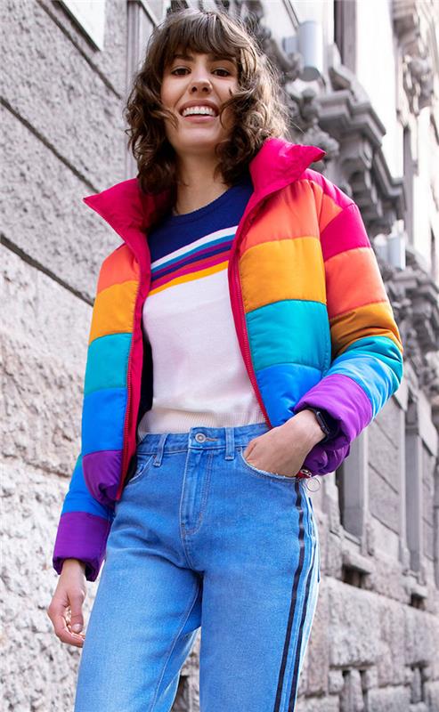 Gerai apsirengusi moteris su spalvinga 90 -ųjų stiliaus striuke, moteriška sportine apranga, kaip dėvėti hiphopo stiliaus krovinines kelnes