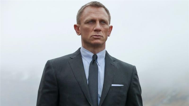 Lashanos Lynch įrašymas kaip agentas 007 yra scenarijaus dalis, kurią parašė Phoebe Waller-Bridge