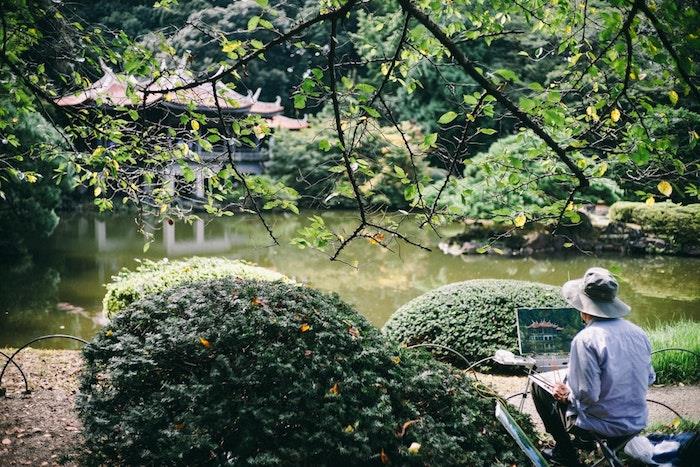 Človek riše japonsko pokrajino ozadje ozadje, čudovit fotografski vrt Tokio