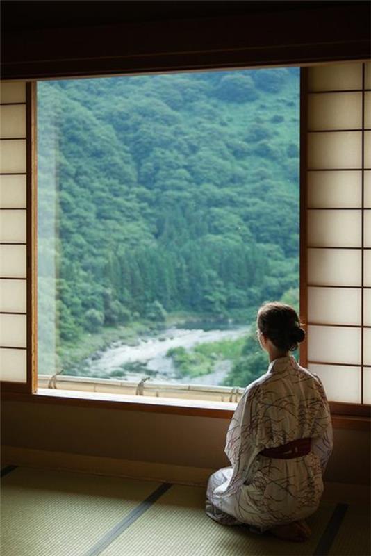 japonska-arhitektura-okno-ženska