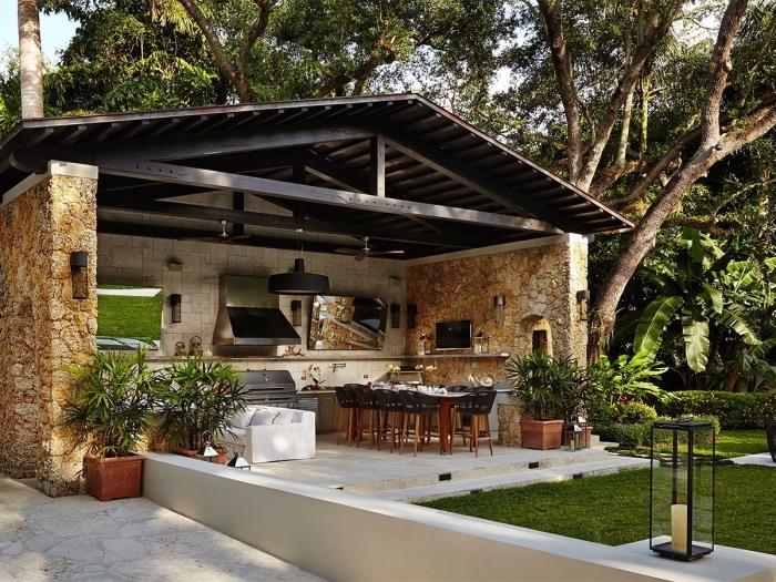 dengtos vasaros virtuvės su medžio masyvo stogu ir akmenine siena idėja, sodo išdėstymas su valgomuoju stalu