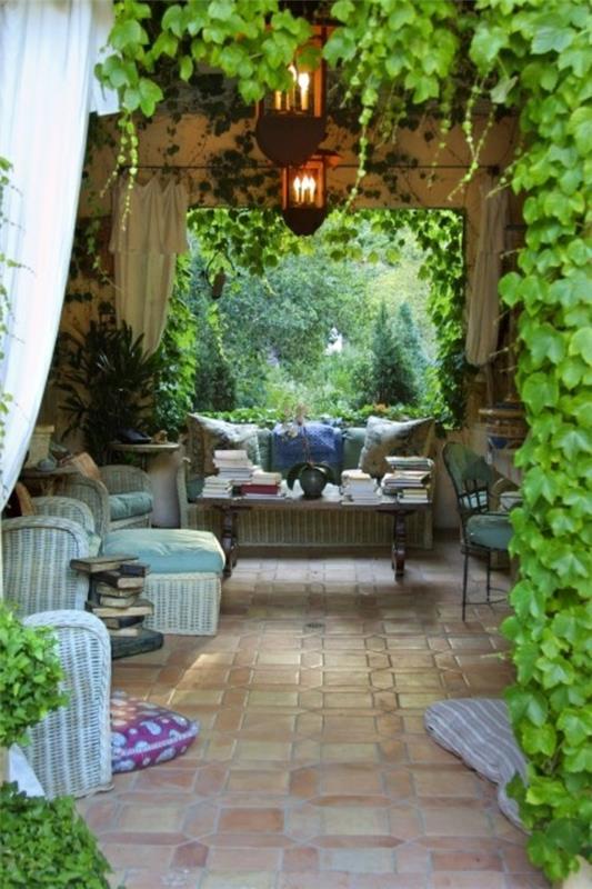 sodas-su-gebenėmis-sodas-kampelis-sodas-stalai-dekoratyvinės pagalvėlės
