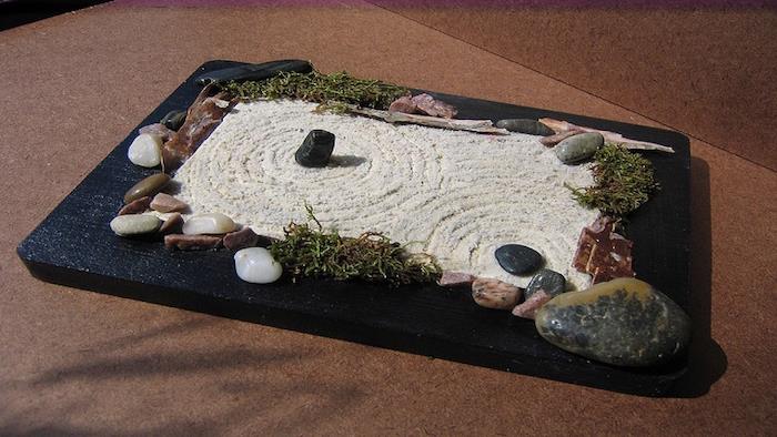 majhen ravno pravokoten japonski deco vrtni model z belim peskom in kamni