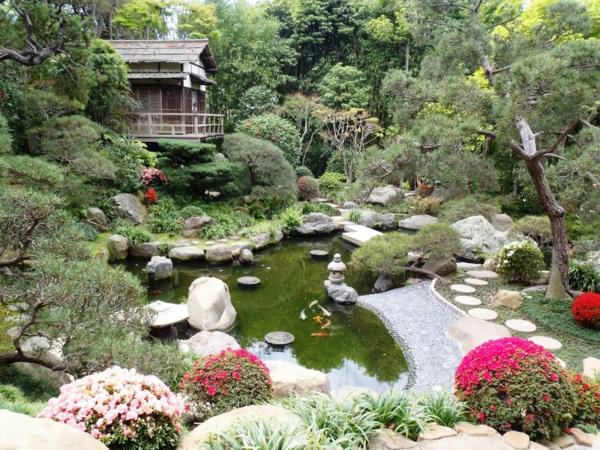 Japoniškas sodas su išbarstytais akmenimis