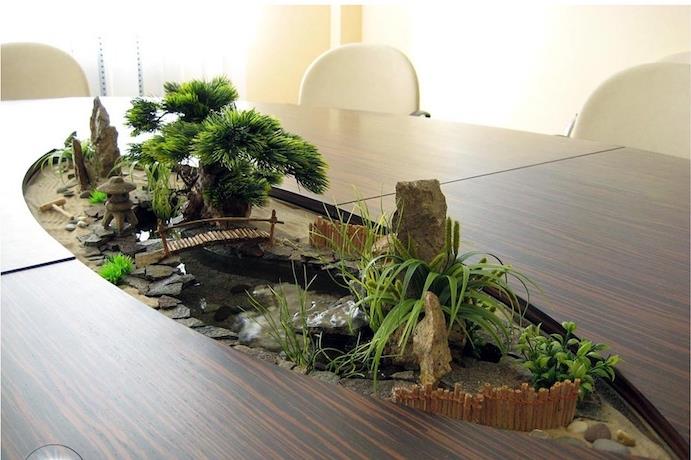 miniaturni japonski vrtni model, vstavljen v pisarno kot notranja dekoracija Zen
