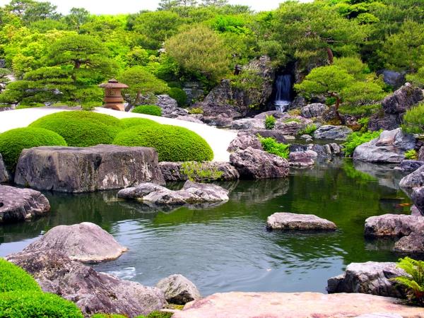 japoniškas sodas-baseinas ir akmenys