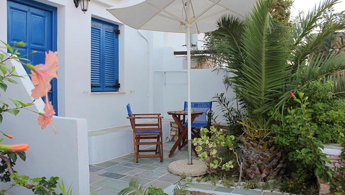 Viduržemio jūros sodas-graikų-graikų-stiliaus-deko-dizainas-augalai-mėlyna-balta