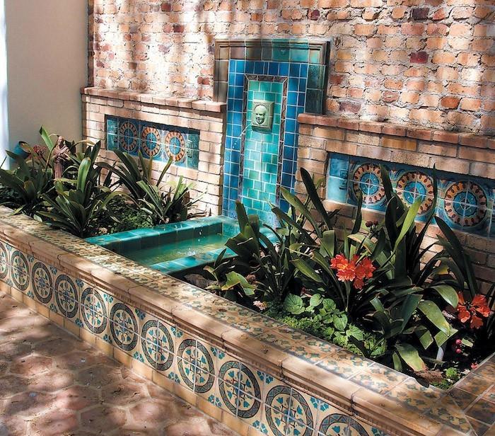 Viduržemio jūros sodas-rytietiškas-Marokas-idėja-deko-dizainas-siena-fontanas-mozaikos baseinas