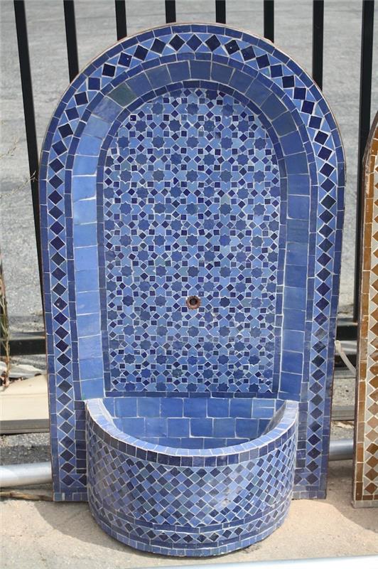Viduržemio jūros sodas-rytietiškas-Marokas-idėja-deko-dizainas-siena-fontanas-mozaika