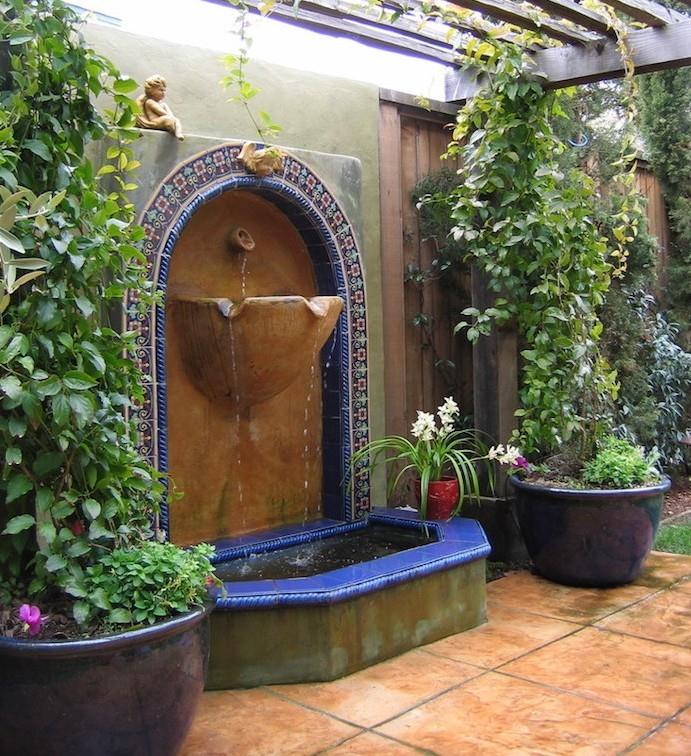 Viduržemio jūros sodas-rytietiškas-Marokas-idėja-deko-dizainas-mozaika-fontano siena