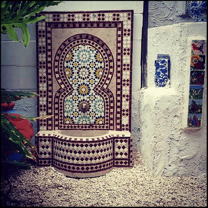 Viduržemio jūros sodas-rytietiškas-Marokas-idėja-dekoravimas-dizainas-fontanas-sienos-mozaika