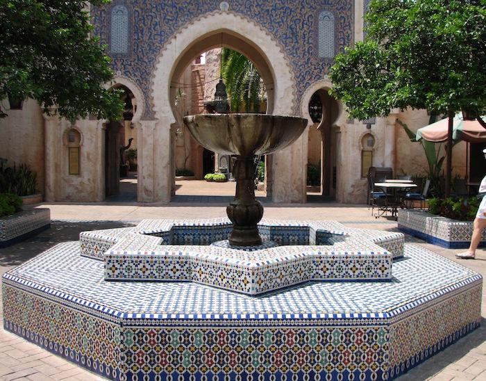 Viduržemio jūros sodas-rytietiškas-marokietiškas-idėjos dekoravimas-dizainas-fontanas-centras-mozaika
