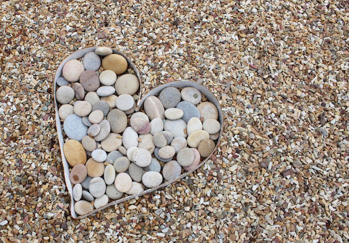 vrtna dekoracija s kamenčki v obliki srca, vrtnarska umetnost s kamenčki