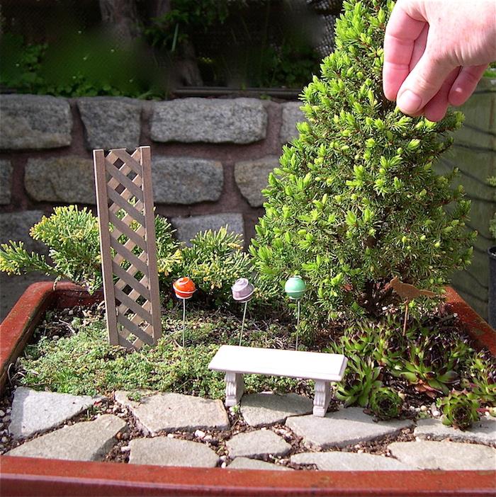 preprost mini vrt v japonskem slogu z majhno klopjo in kamnito potjo Tobi ish