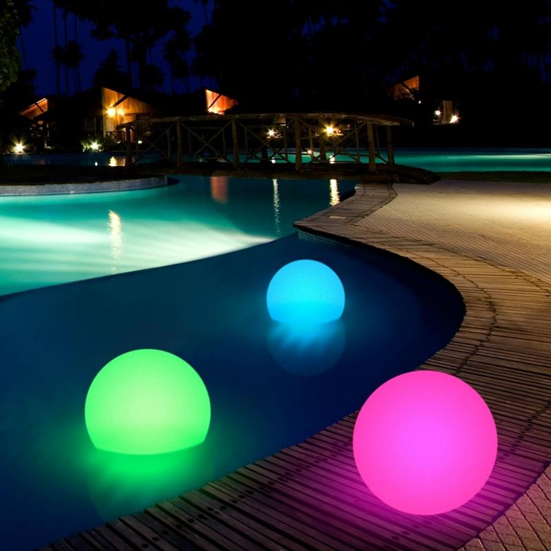 urejen vrt z bazenom večbarvna razsvetljava za bazen