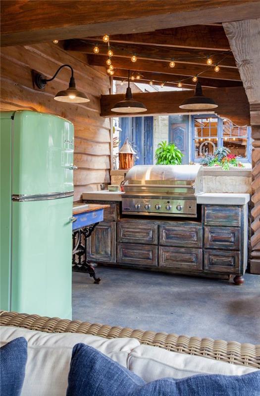 oturma odası ve rustik retro tarzı mobilyalar ile açık ahşap mutfak ve beton zemin ile teras