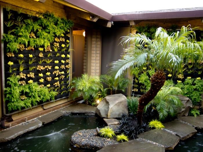 postavil majhen zen vrt na svojem notranjem dvorišču s fontano in zeleno steno v žepu za nasad vrečk