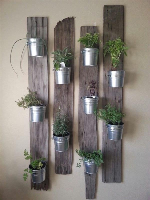 lesene deske, ki visijo s stene kot podpora za majhne cvetlične lončke in rastline za kuhinjsko dekoracijo