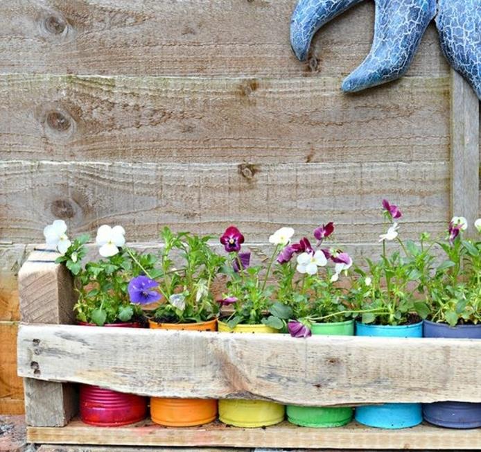padėklų sodinimo idėja, žaliavinės medienos lentose, perdažytos, spalvotos skardinės ir įvairios gėlės